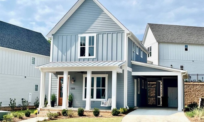 Oxford House | Lane Station - 3 King Suites + Screened Porch!