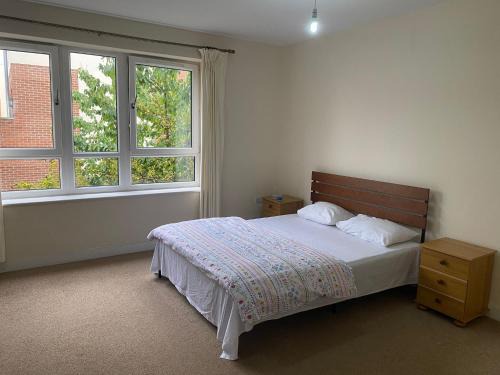 Bletchley Villa | Langham Lake House Milton Keynes - ideal for couples, solo travellers, families