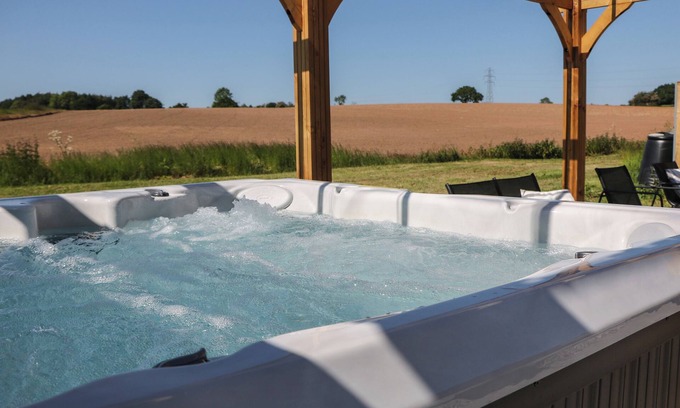 Dalbury Lees House | LANGLEY BARN, family friendly, with hot tub in Brailsford