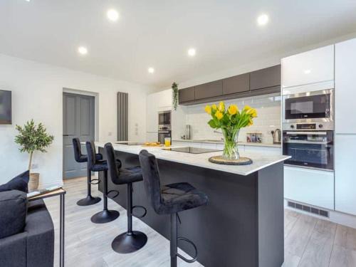 Wick House | LANGLEY LODGE 7 Double Bedrooms with SMART TVs, 6 Bathrooms, Fully Equipped Kitchen, Ample PARKING, Wifi, dishwasher, Garden, GREAT CENTRAL LOCATION Ideal for BUSINESS and TRADES TEAMS For Long Stays contact Langley Cottages & Serviced Apartments VAT reg