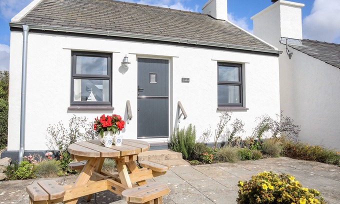 Moelfre Cottage | LANKA, pet friendly, character holiday cottage in Moelfre