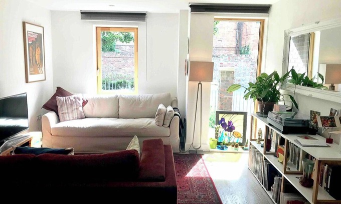 Haggerston Condo | Large 2-bed 2-bath ground-floor flat in Hoxton, large patio, great transpt links