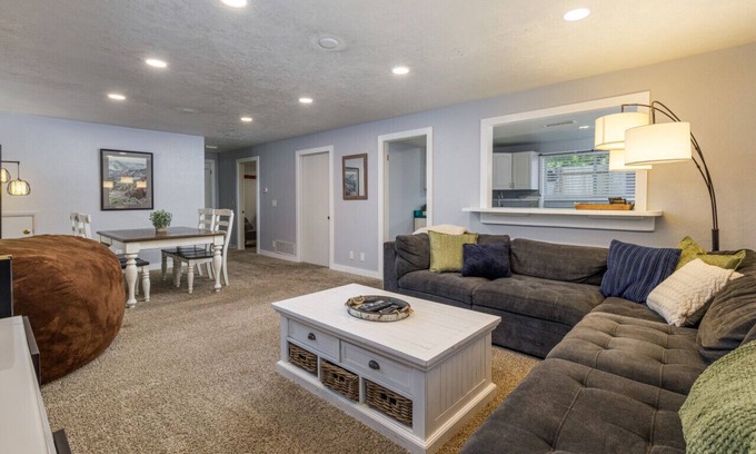 Cottonwood Heights Apartment | Large 2 Bedroom Apt | Cute