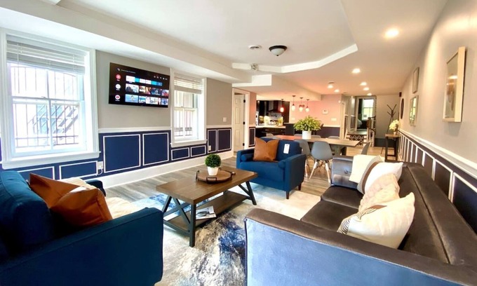 Downtown Wilmington Apartment | Large 2-Level 5 BR Apartment