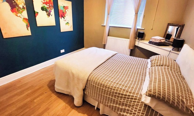 Seisdon House | Large 3 Bed Bungalow - Parking - Garden