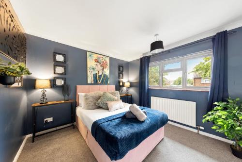 Singlewell Apartment | Large 3 Bed Home With Double Driveway & Garden