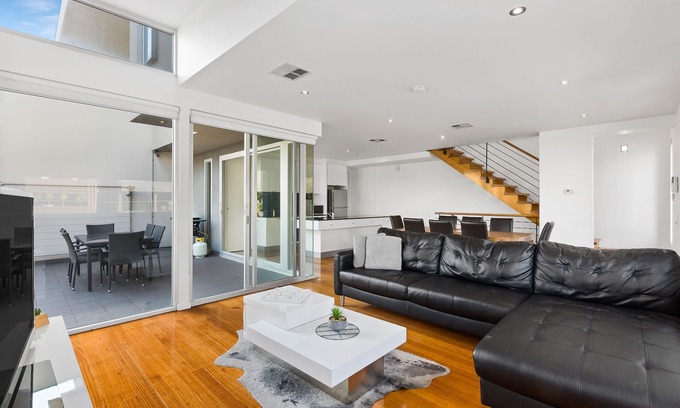 Port Melbourne House | Large 3 level townhome, sleeps 10, 500m to beach