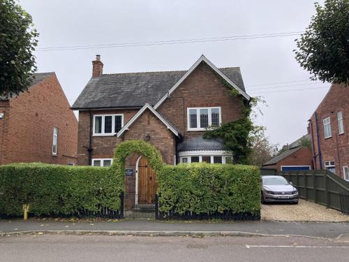 Newark House | Large 4 bed detached house with parking