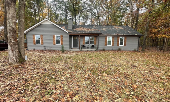 Murfreesboro House | Large 4-bedroom house in Murfreesboro with Game Room & Pet Friendly - Sleeps 12