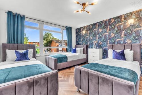 Birmingham House | Large 4 Bedroom House - Sleeps 10 - Birmingham City Centre - Perfect for Work, Families, Groups, Business Travellers & Contractors - FREE PARKING - By 02 Academy, Bullring, Newstreet, Selfridges - SMART TVs in all rooms
