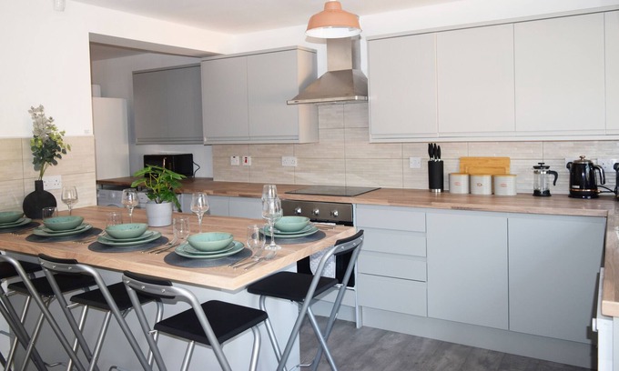 Birmingham House | Large 5 Bed 5 Bathroom House with Parking