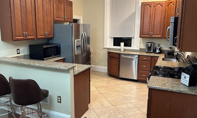 Edgemoor House | Large 5 bed home w/ big yard & Driveway
