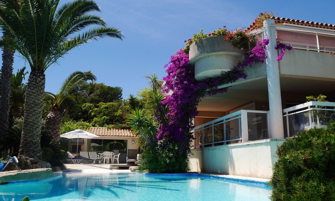Cassis Villa | Large and luxurious seaside villa, air-conditioning and infinity pool, Provence
