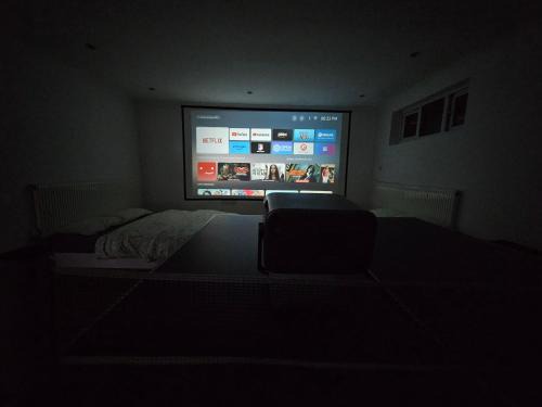 Windsor Ski Chalet | Large Annexe with games room pool table ping pong air hockey movie projector