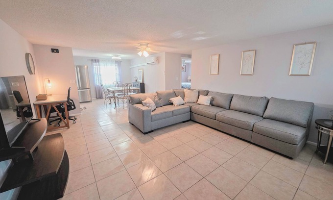 Laurel House | Large apartment in private house within walking distance to Nokomis Beach
