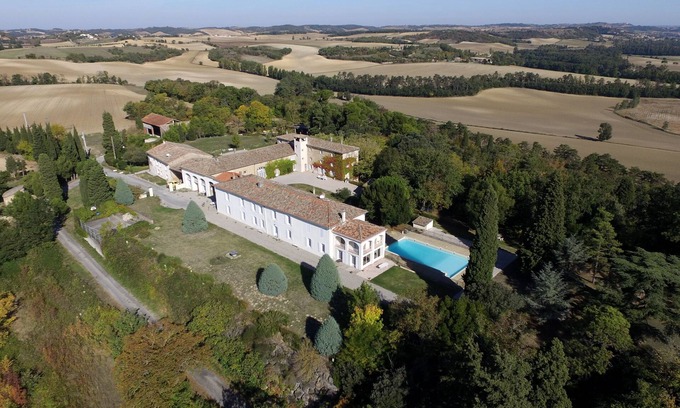 Airoux Apartment | Large apartments, 4 bedrooms, 10 to 14 people, swimming pool, tennis, park .