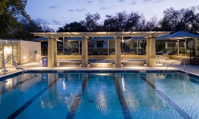 Hancock Apartment | Large Apt. close to UT & downtown - community pool! Walkable to restaurants.