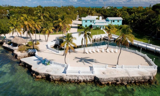 Islamorada House | Large bay-front home with dockage, pool and beach in the heart of Islamorada