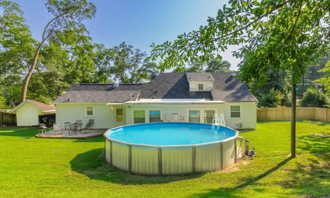 Columbus House | Large BnB with Pool! The White House & Cottage
