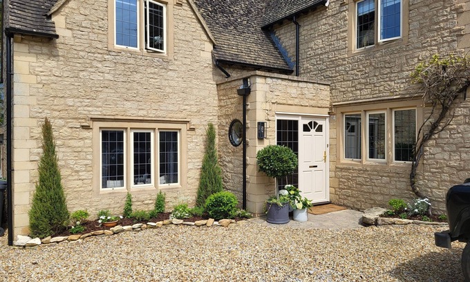 Little Rissington House | Large Cotswold Country HousenPerfectly locatednStunning country kitchen with Aga