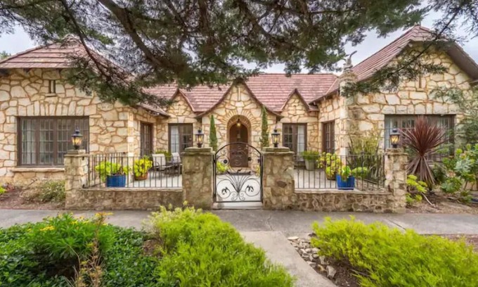 Southeast Carmel House | Large deck, open floor plan, walk to shopping.