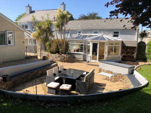 Truro House | Large Family House - sleeps 10. Central Location. 15 mins from coast.