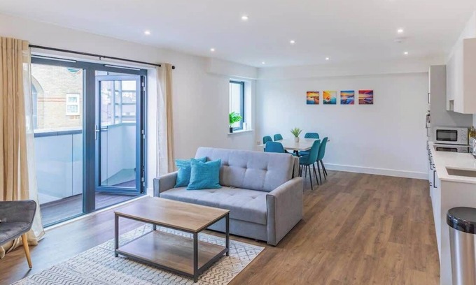 Kemptown Apartment | Large Flat Near Beach, Hospital & Brighton College