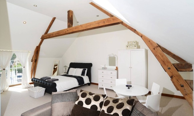 Desertines House | Large Holiday Home - 5 big bedrooms | Heated Indoor pool | Games room | no pets