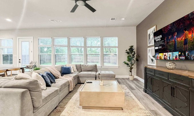Dallas House | Large House | Sleeps 12 Guests | Near City Center