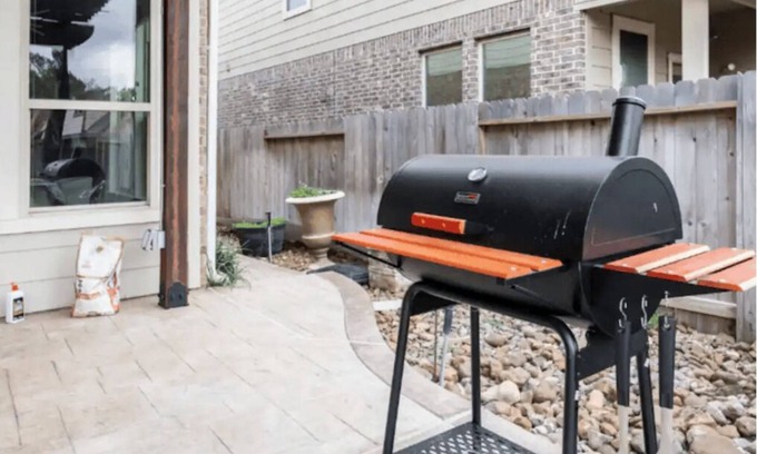 Barker House | Large house with Pool and Pool Table , BBQ