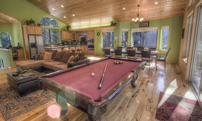 North Upper Truckee House | Large Kitchen, Hot Tub, Great House (COH1669)