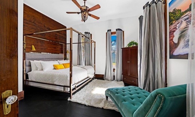 Kerrville House | Large Luxury 4bed with secret door & poker table , +EV