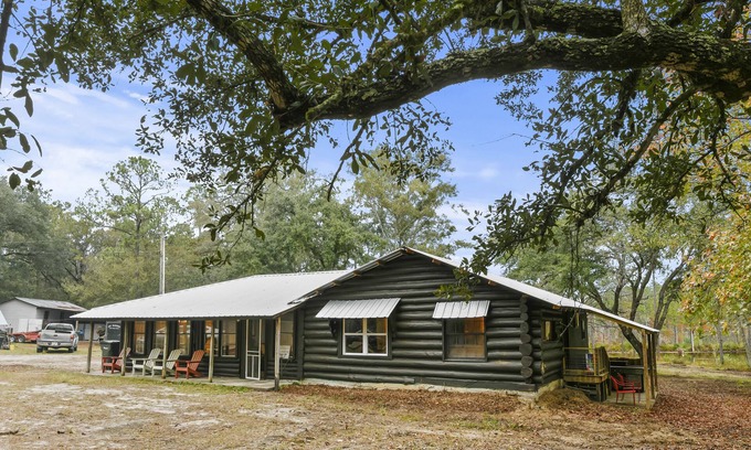 Kiln Cabin | Large luxury cabin on 2 ponds with VIP/Selfie Room