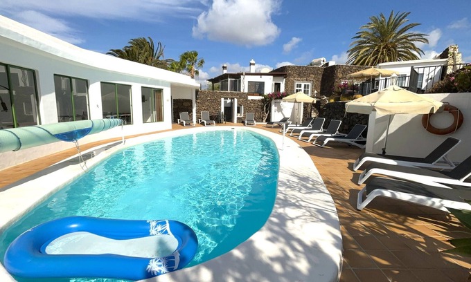 Los Mojones Villa | Large Luxury Villa in great location Hot Tub, A/C, Pool Table,Table Tennis,Wifi,