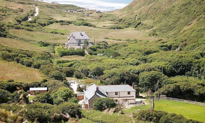 Bideford House | Large, open-plan family house by the beach. Sleeps 13.