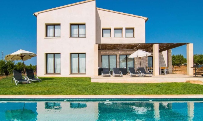 Ariany Villa | Large pool and great views