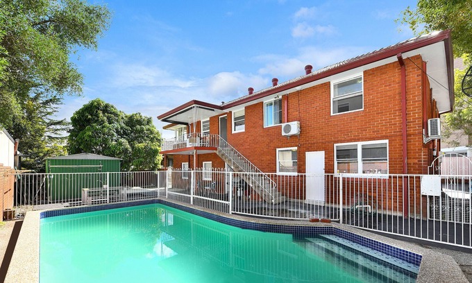 Bexley North House | Large Pool | Close to Aiport | 5mins Walk to Station!