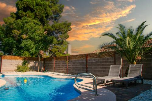 Paradise House | Large Pool & Patio Cozy Single Story Family House
