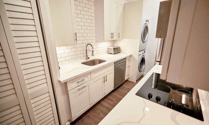 Keolu Hills House | Large Private Studio - Brand New with Kitchen and Laundry