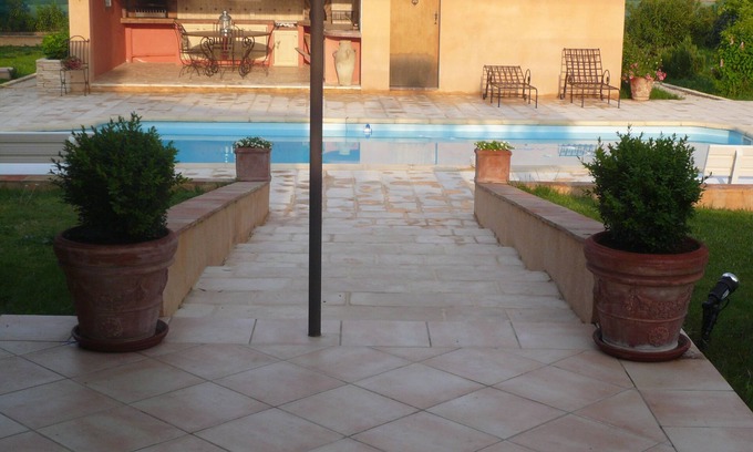 Le Muy Resort | large quiet villa with pool