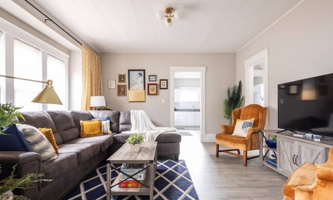 Detroit - Shoreway Apartment | Large Renovated 4 Bedroom Home! 9 min to Downtown CLE