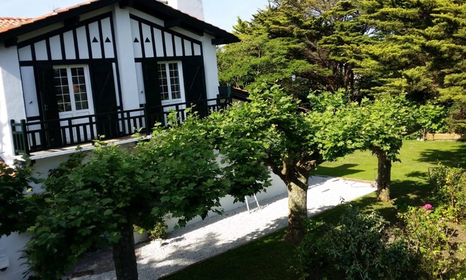 Bidart Villa | Large, renovated, Basque villa 100m walk from the beach in Parlementia