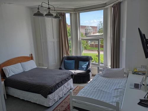 Sketty House | Large room near Singleton Hospital ensuite R6