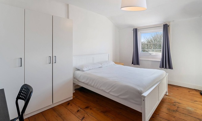 Clifton House | Large Single Room with Shared Bathroom