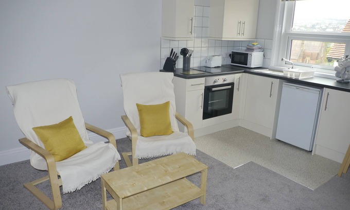 Roundham Apartment | Large Studio at Broadshade Holiday Apartments