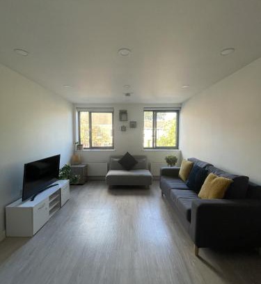 Bedford Apartment | Large Suite - Bedford City Centre