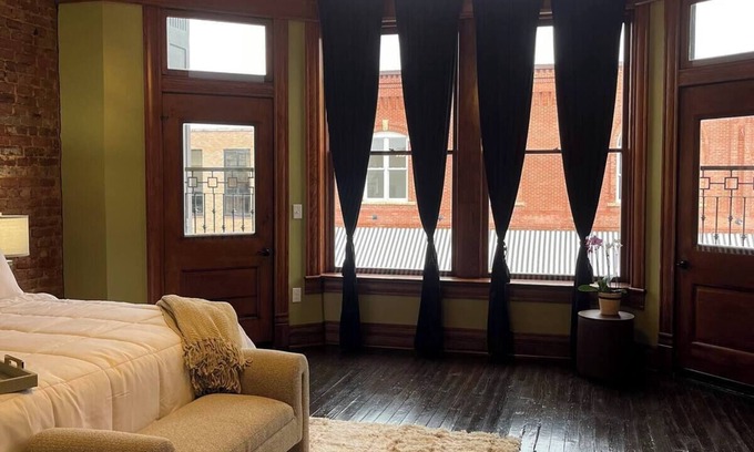 Marshall Apartment | Large suite with AC and WiFi in charming in historical downtown Marshall, TX