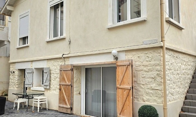 Saint-Eloi Apartment | Large T5 near town center with terrace and private pool
