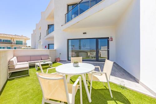 Tarifa Apartment | Large terrace, swimming pool, private garage and fiber