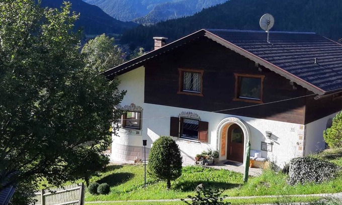 Mittenwald Apartment | Large vacation apartment on a hillside with fantastic mountain views